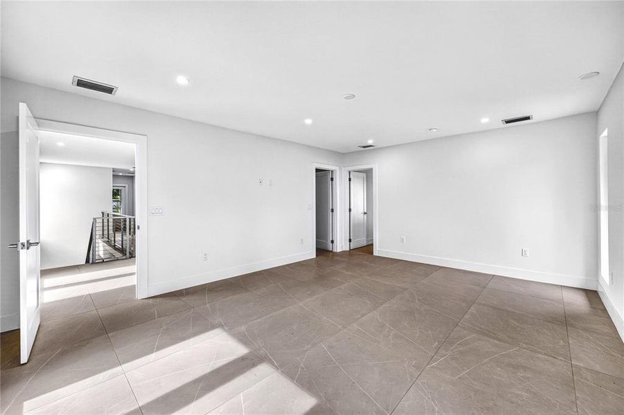 Spacious, unfurnished interior of a new home in , Sarasota (Image 50).
