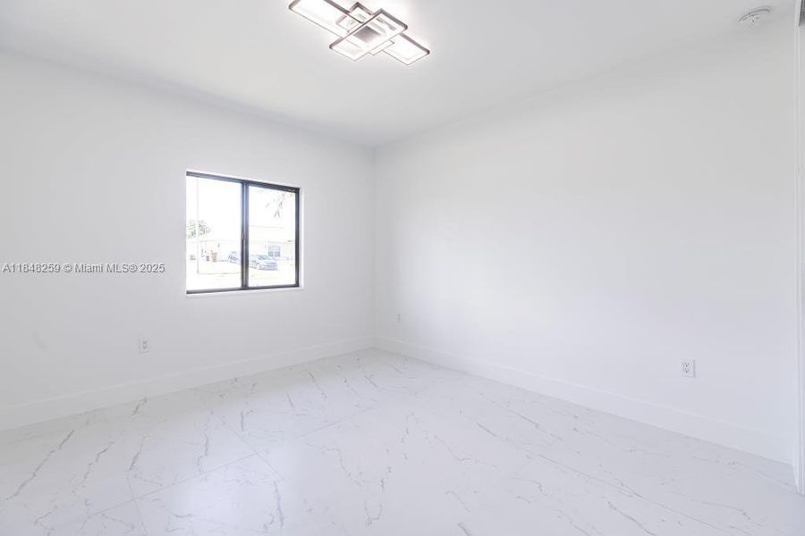 Spacious, unfurnished interior of a new home in , Cape Coral (Image 14).