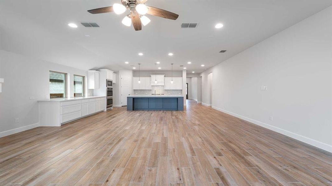 Spacious, unfurnished interior of a new home in Walsh Ranch 55', Fort Worth (Image 13). Spacious, unfurnished interior of a new home in Walsh Ranch 55', Fort Worth (Image 13).