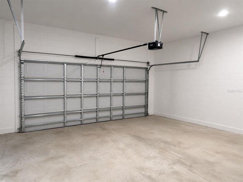 Spacious, unfurnished interior of a new home in , Ocala (Image 11).
