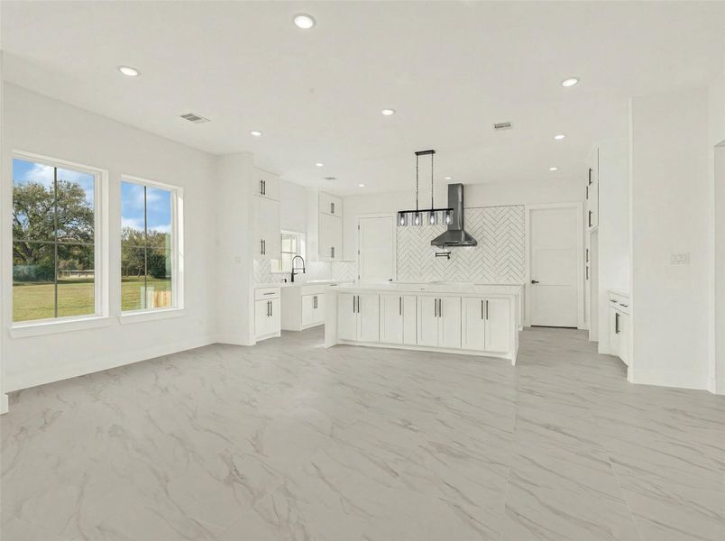 Spacious, unfurnished interior of a new home in , Rosharon (Image 19).