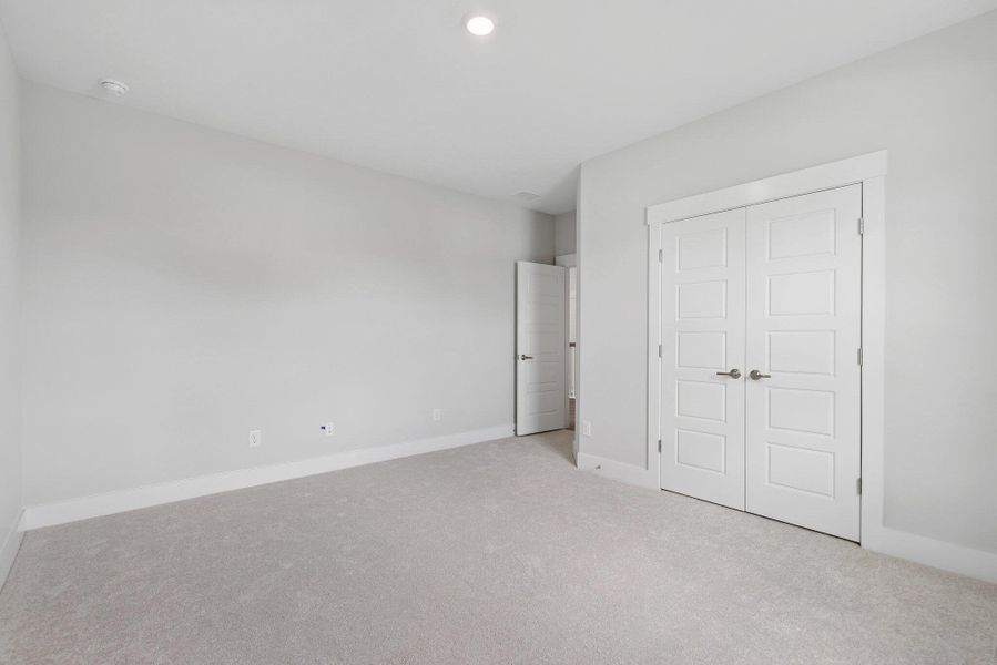 Spacious, unfurnished interior of a new home in Hidden Ponds Reserve, Awendaw (Image 44).