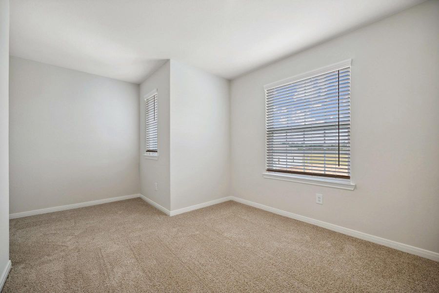 Spacious, unfurnished interior of a new home in Pinewood Trails, Cleveland (Image 17).