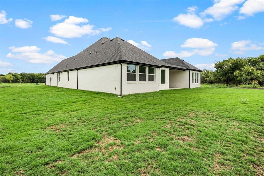 Exterior details and patio area of a home in Rolling Creek Ranch, Aledo (Image 4).