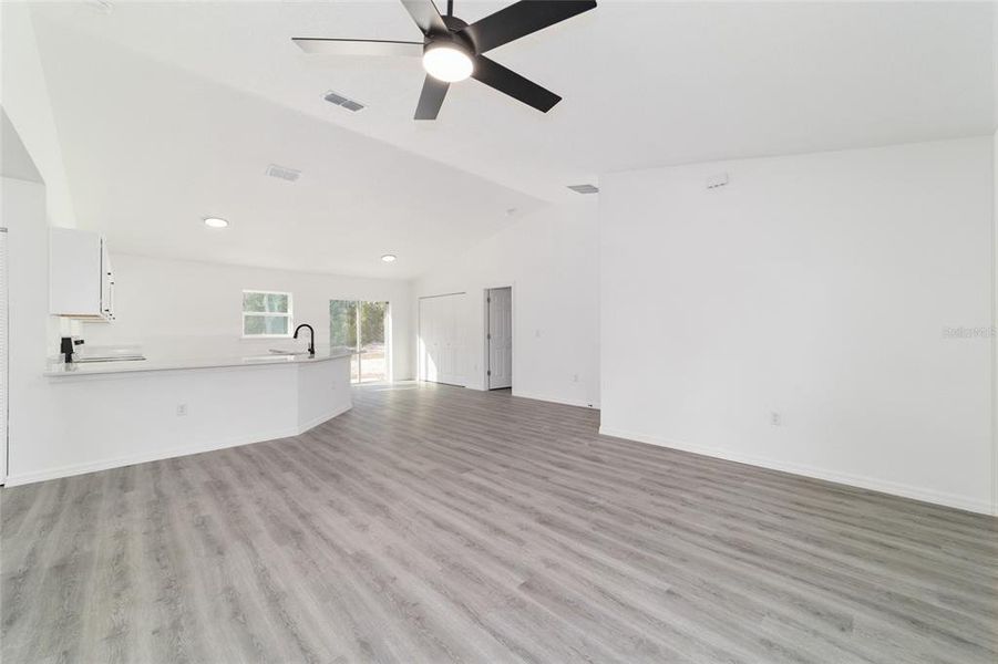 Spacious, unfurnished interior of a new home in , Dunnellon (Image 27).