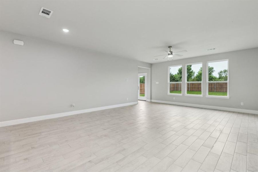 Spacious, unfurnished interior of a new home in Santorini, Seagoville (Image 16).