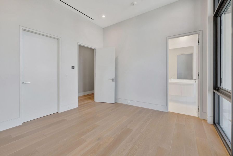 Spacious, unfurnished interior of a new home in , Fort Lauderdale (Image 17).