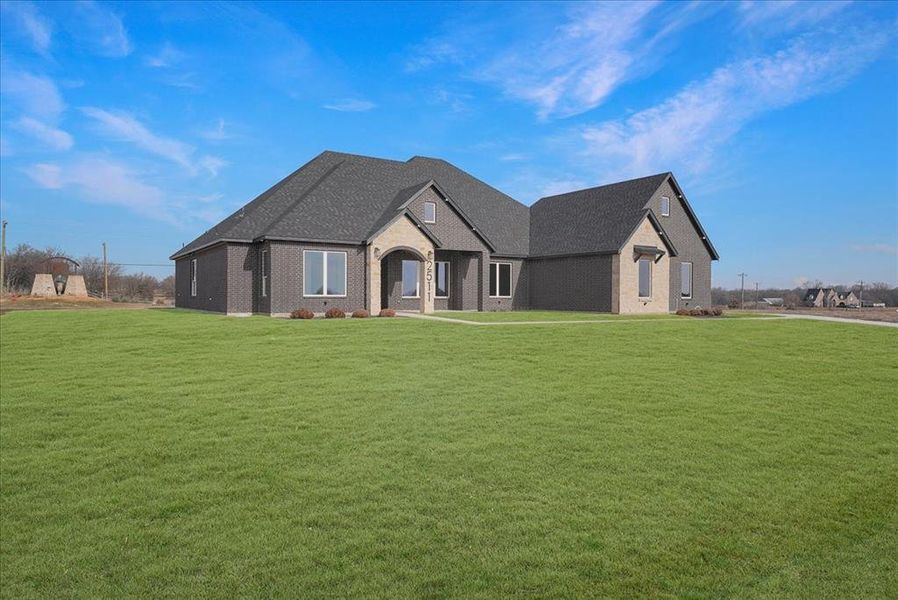 Exterior details and patio area of a home in , Waxahachie (Image 27).
