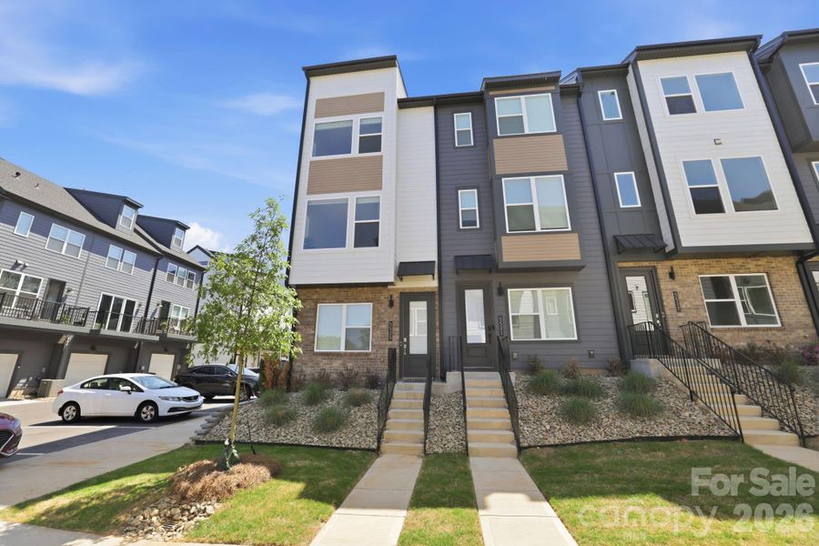 Condo located in Charlotte, NC showcasing its design and architecture (Image 5).