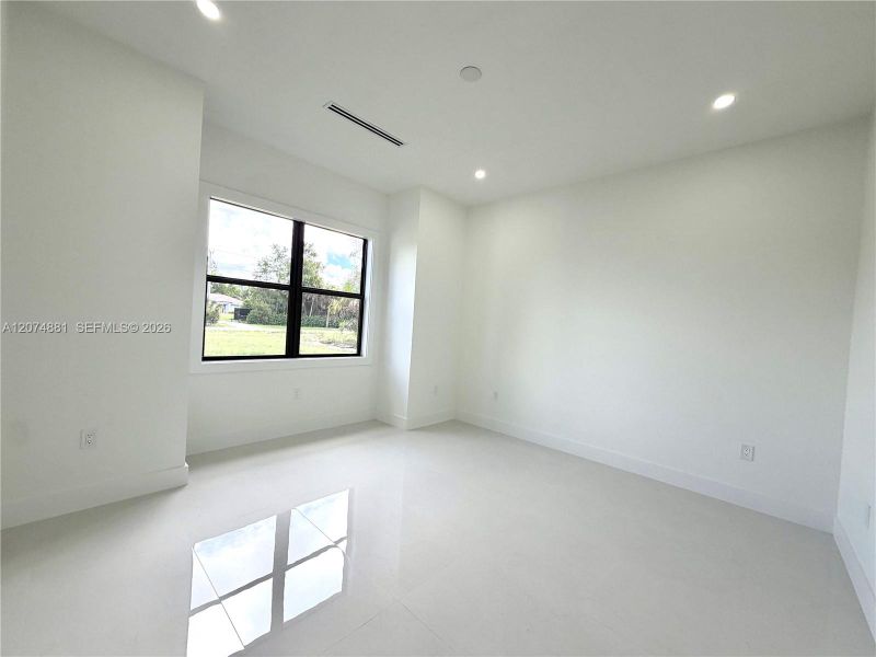 Spacious, unfurnished interior of a new home in , Naples (Image 25).