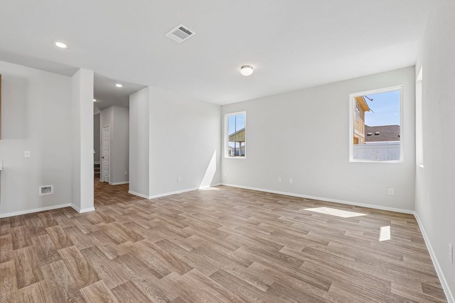 Spacious, unfurnished interior of a new home in Harvest Ridge, Elgin (Image 11).