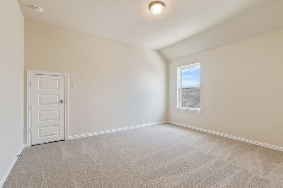 Spacious, unfurnished interior of a new home in Ellis Cove, Seabrook (Image 13).