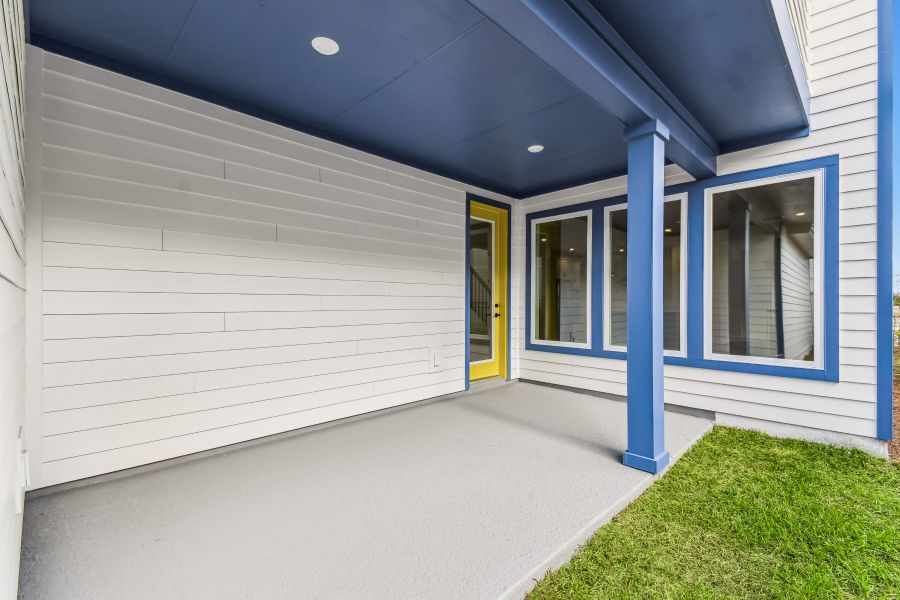 Exterior details and patio area of a home in Weslyn Park in Sunbridge 34', St. Cloud (Image 4).