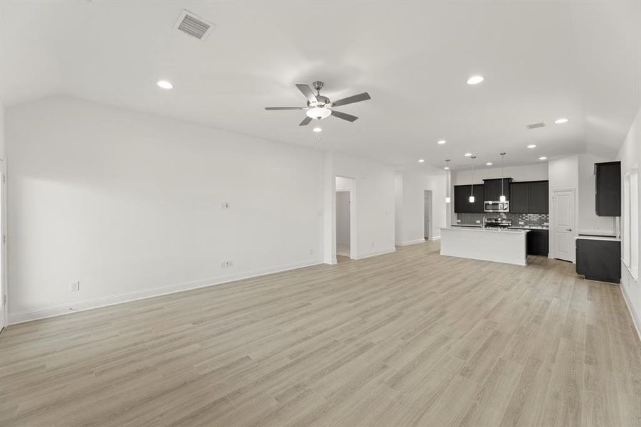 17. 3112 Goldfinch - Family (2)