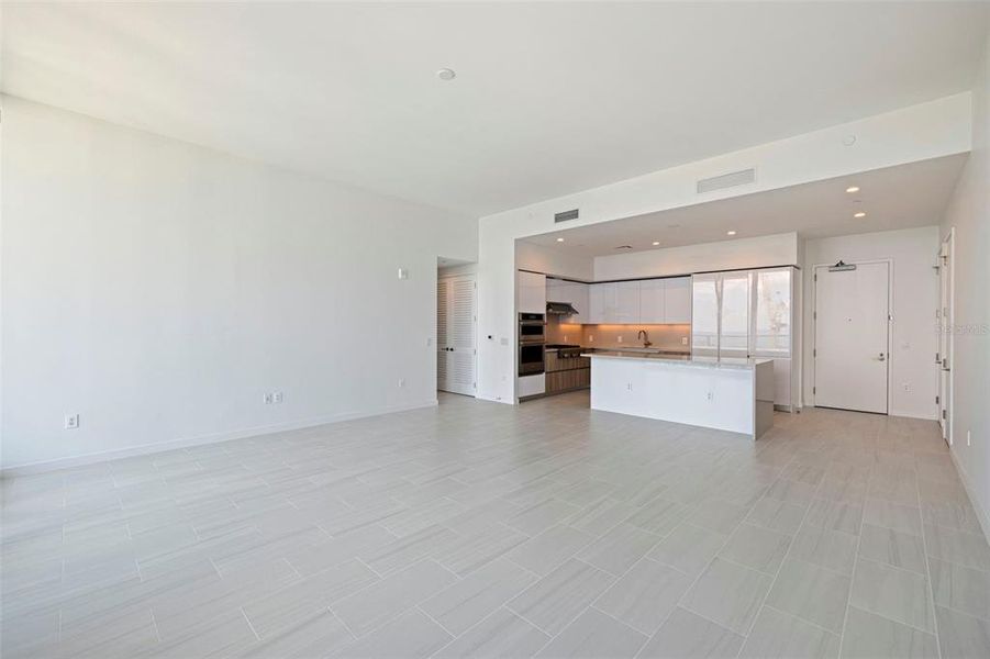 Spacious, unfurnished interior of a new home in , St. Petersburg (Image 29).