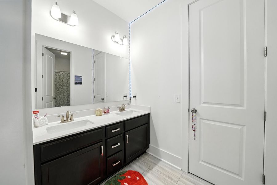 Furnished interior view inside a new home in , Ravenel (Image 39).