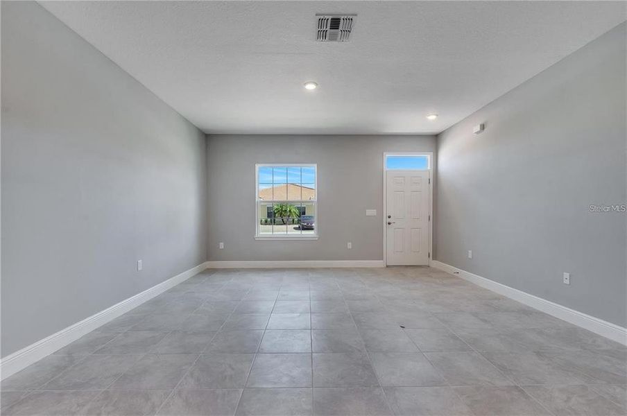Spacious, unfurnished interior of a new home in , Kissimmee (Image 13).