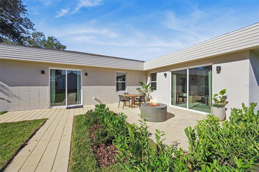 Exterior details and patio area of a home in , Lady Lake (Image 24).