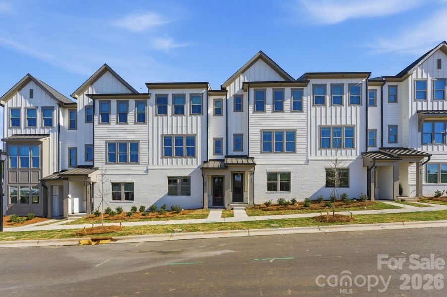 Condo located in Charlotte, NC showcasing its design and architecture (Image 4).