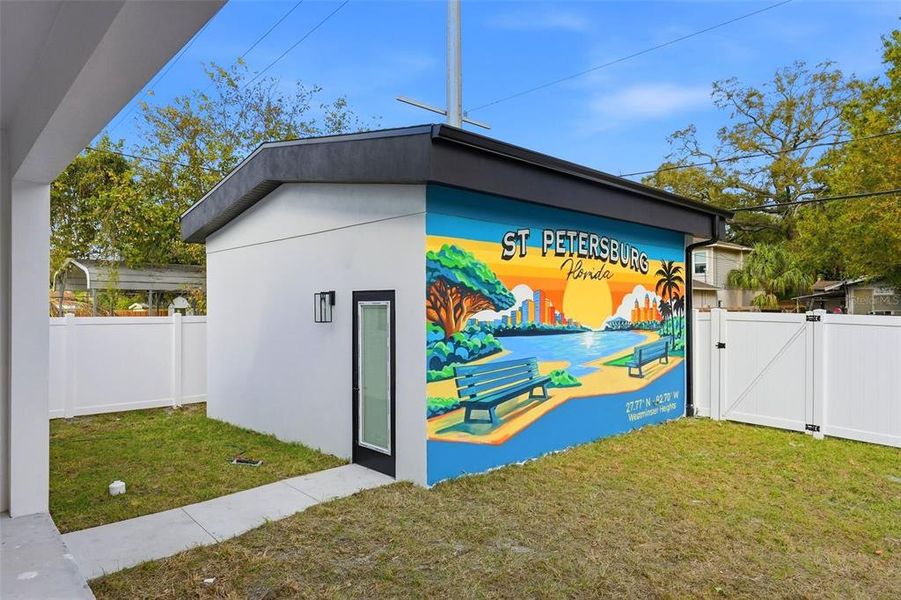 Exterior details and patio area of a home in , St. Petersburg (Image 27).