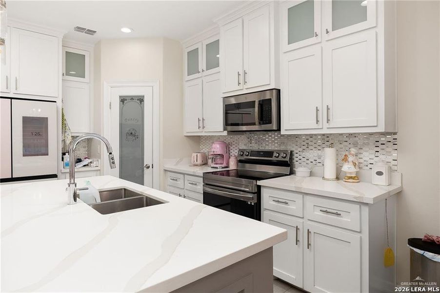 Furnished interior view inside a new home in , Weslaco (Image 6).