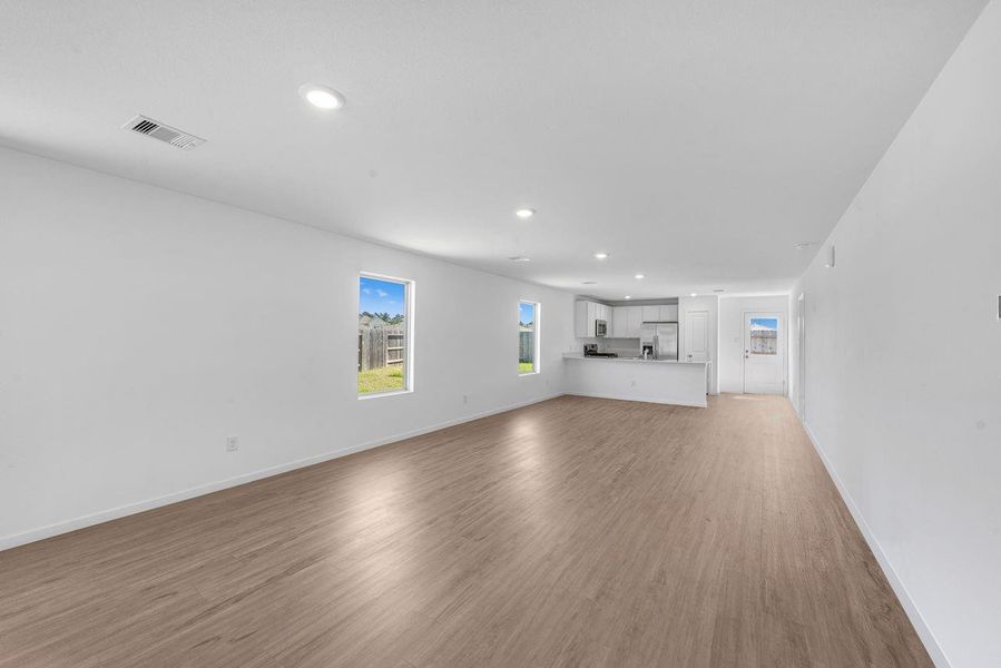 Spacious, unfurnished interior of a new home in Tavola, New Caney (Image 11).