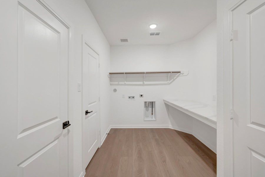 Spacious, unfurnished interior of a new home in Beacon Point at Lago Mar 50’ Homesites, Texas City (Image 15).