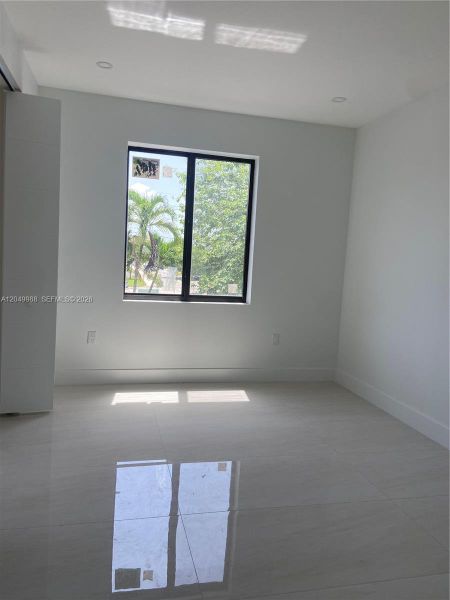 Spacious, unfurnished interior of a new home in , Miami (Image 4).