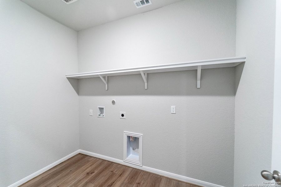 Spacious, unfurnished interior of a new home in Cloud Country, New Braunfels (Image 17).