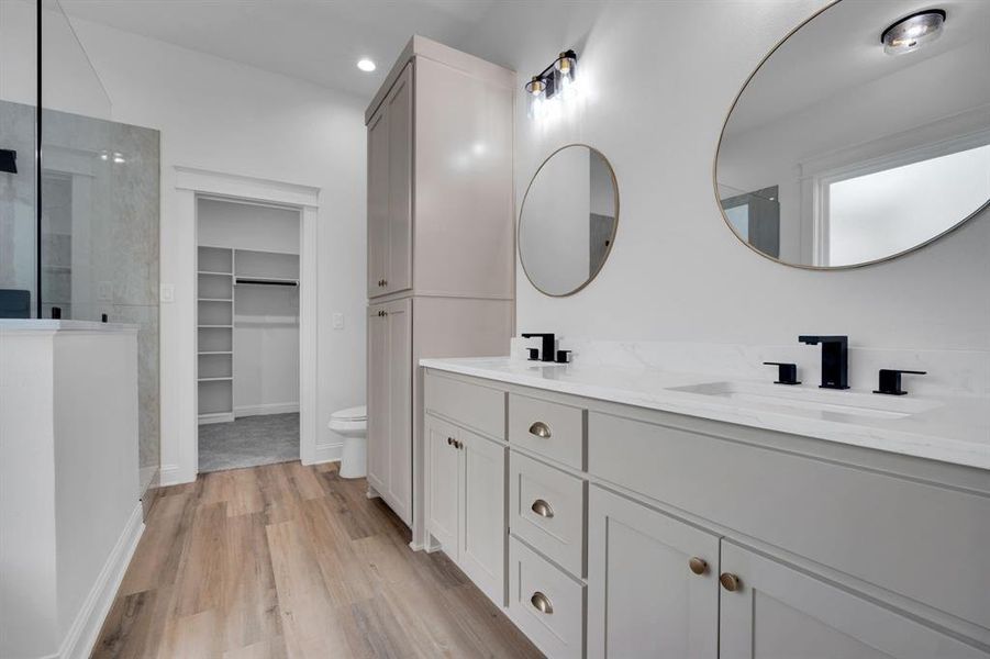 Furnished interior view inside a new home in , Waxahachie (Image 8).