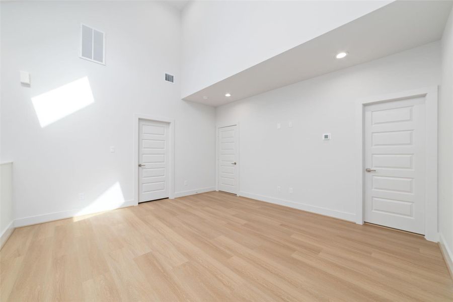 Spacious, unfurnished interior of a new home in Alicante, Houston (Image 30).