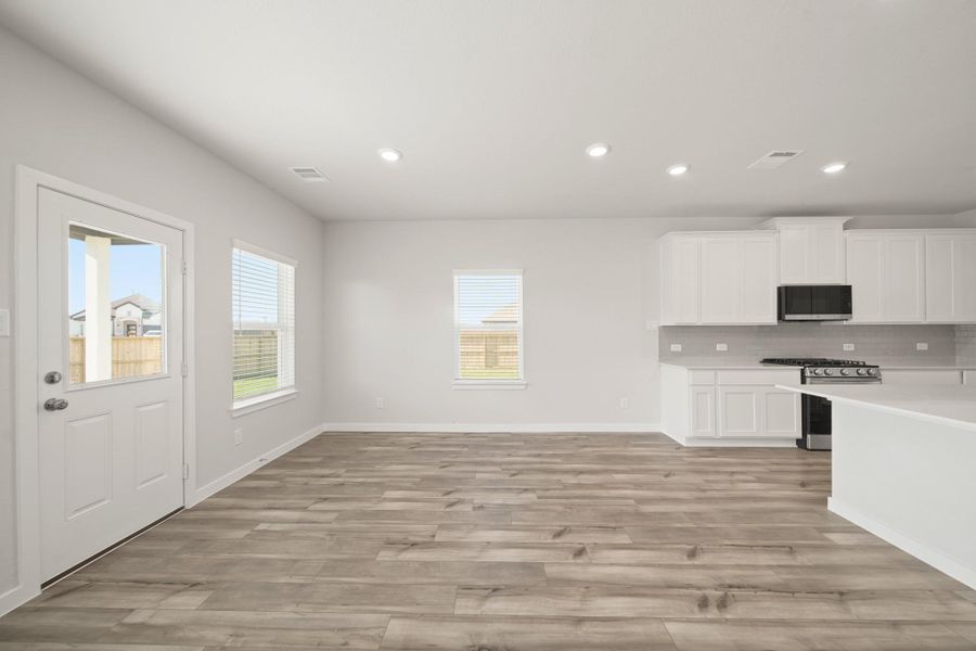 Spacious, unfurnished interior of a new home in Country Creek, Mont Belvieu (Image 20).
