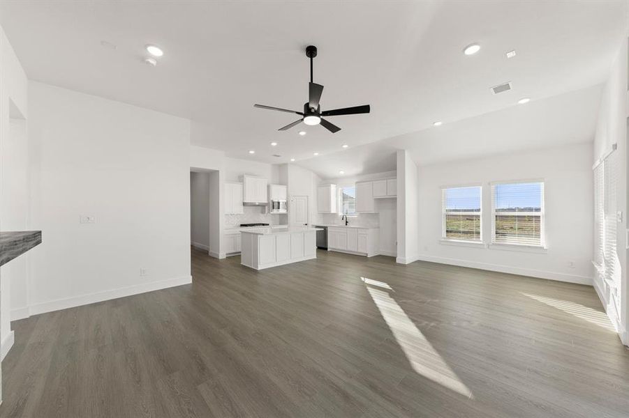 Spacious, unfurnished interior of a new home in Edgewood Creek, Celina (Image 27). Spacious, unfurnished interior of a new home in Edgewood Creek, Celina (Image 27).
