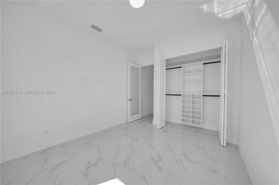 Spacious, unfurnished interior of a new home in , Cape Coral (Image 27).