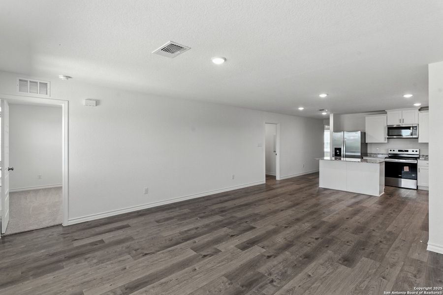 Spacious, unfurnished interior of a new home in Vista Real, Converse (Image 15).