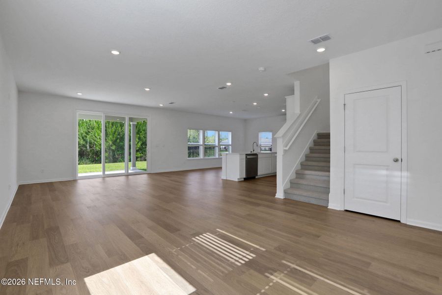 Spacious, unfurnished interior of a new home in Hyland Trail, Green Cove Springs (Image 48).