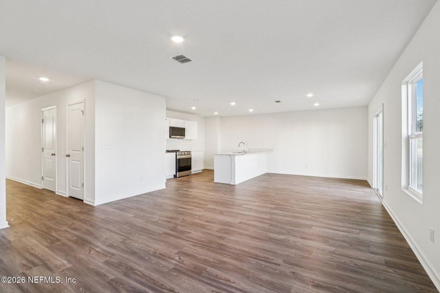 Spacious, unfurnished interior of a new home in Park Grove, Jacksonville (Image 12).