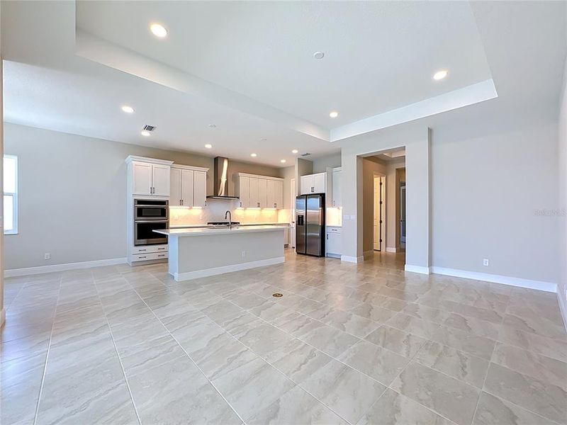 Spacious, unfurnished interior of a new home in Watercolor Place, Bradenton (Image 47).