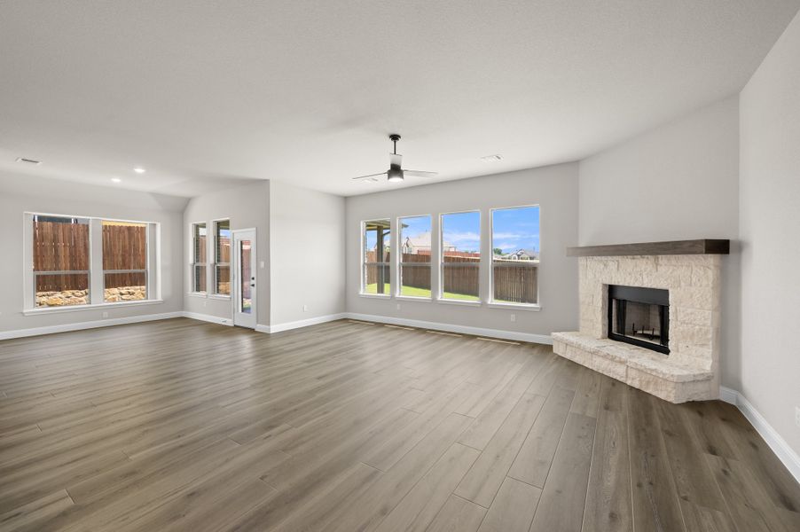 Spacious, unfurnished interior of a new home in Waterford Park, Weatherford (Image 16).