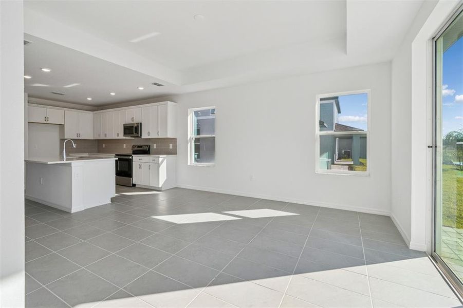 Spacious, unfurnished interior of a new home in Southpointe, Palmetto (Image 9).