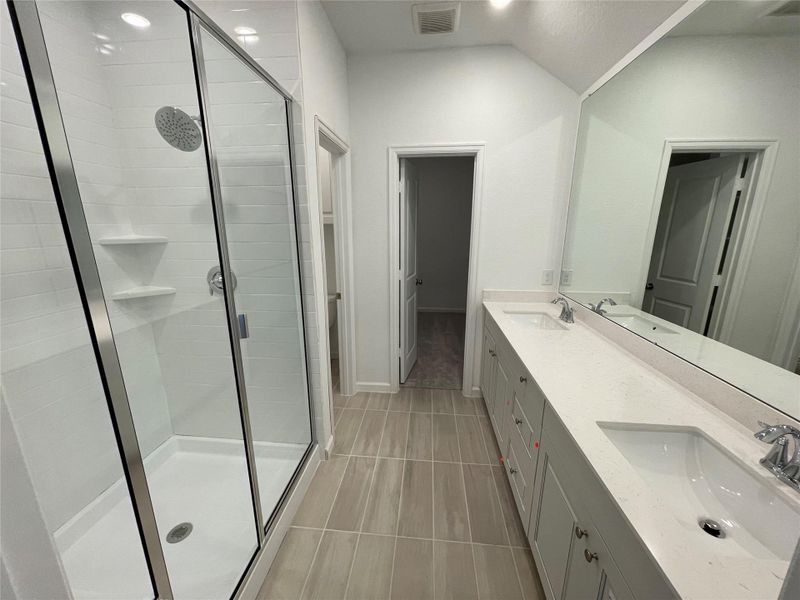 **Photos are a representation of the floor plan. This is not the actual homesite.**