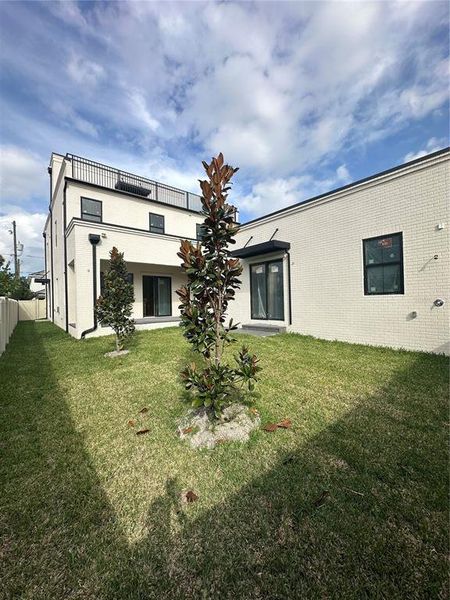 Exterior details and patio area of a home in , Tampa (Image 13).