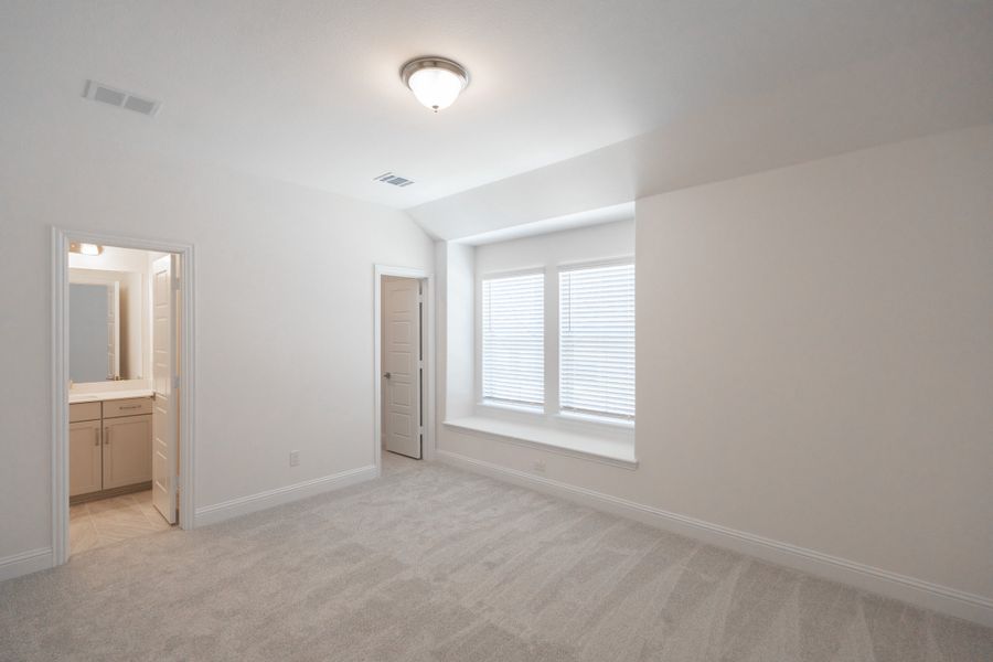Spacious, unfurnished interior of a new home in Valencia on the Lake, Little Elm (Image 23).