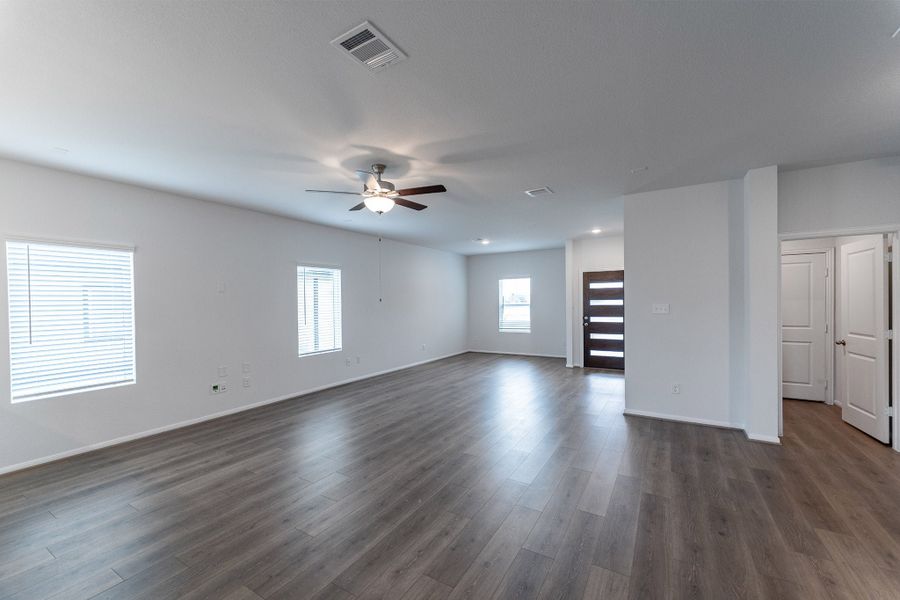 Spacious, unfurnished interior of a new home in Paramount, Kyle (Image 9).