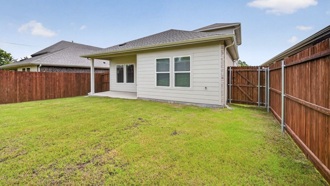 Exterior details and patio area of a home in Hanolley Hills, Sherman (Image 3).