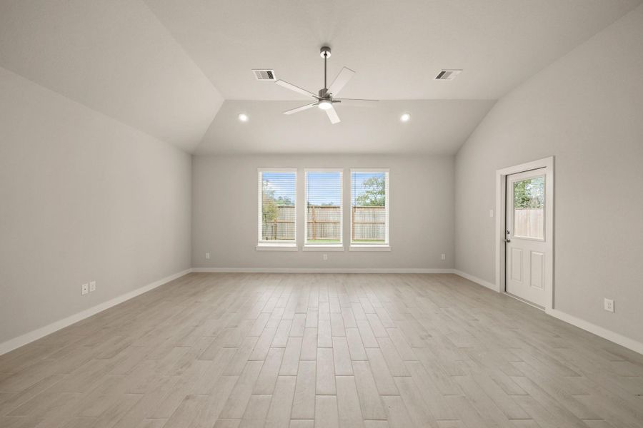 Spacious, unfurnished interior of a new home in Barton Creek Ranch, Conroe (Image 13). Spacious, unfurnished interior of a new home in Barton Creek Ranch, Conroe (Image 13).