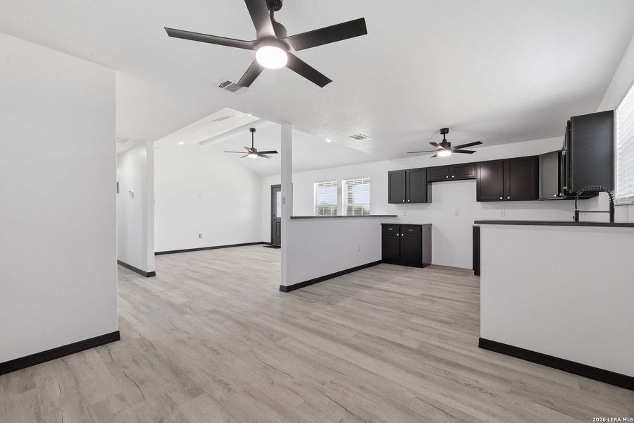 Spacious, unfurnished interior of a new home in , Floresville (Image 16).
