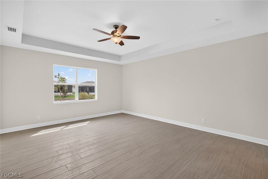 Spacious, unfurnished interior of a new home in Cape Coral, Cape Coral (Image 27).