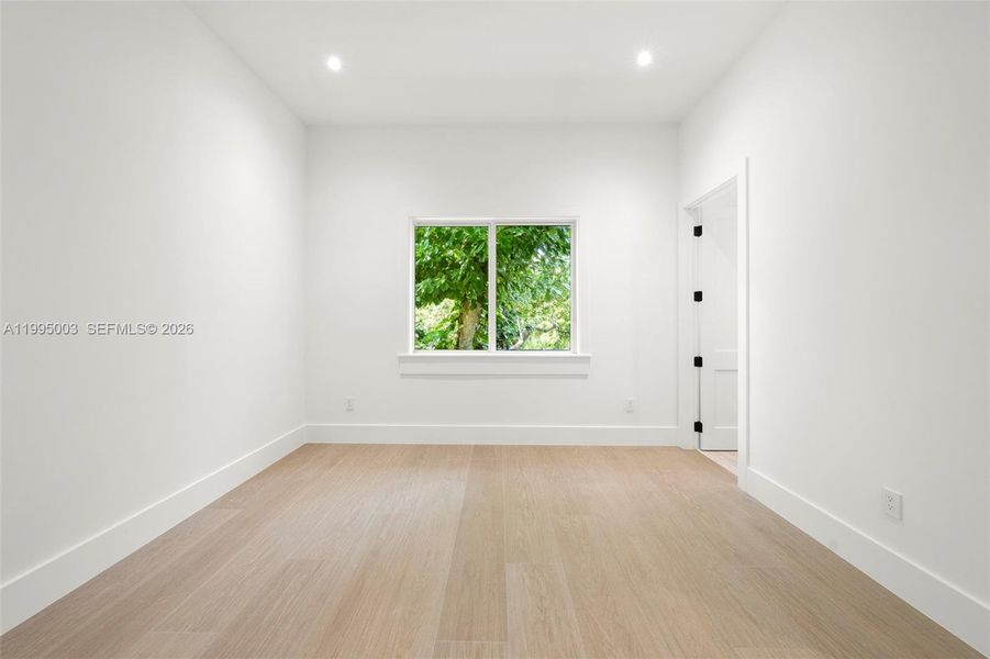 Spacious, unfurnished interior of a new home in , Pinecrest (Image 40).