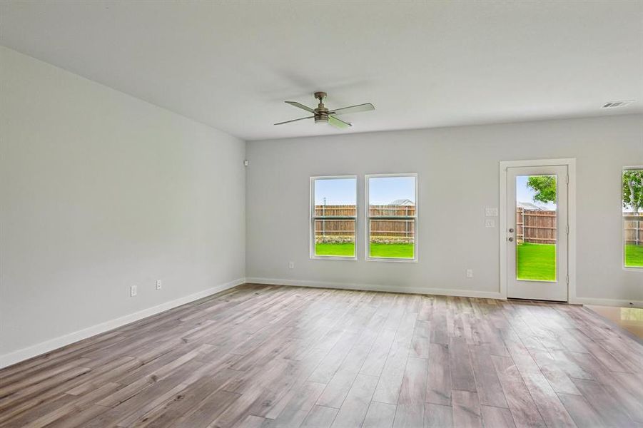 Spacious, unfurnished interior of a new home in Lone Oak, Alvarado (Image 16).